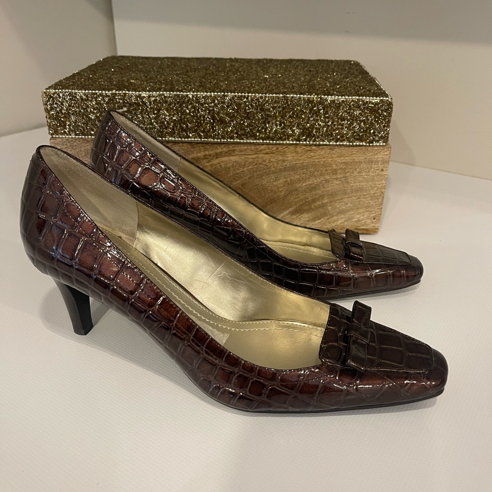 Bandolino  Brown Crocodile Pattern Heels size 8.5